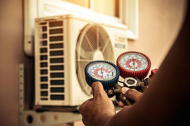 Professional Hvac technician working in Greenfield Park, NY